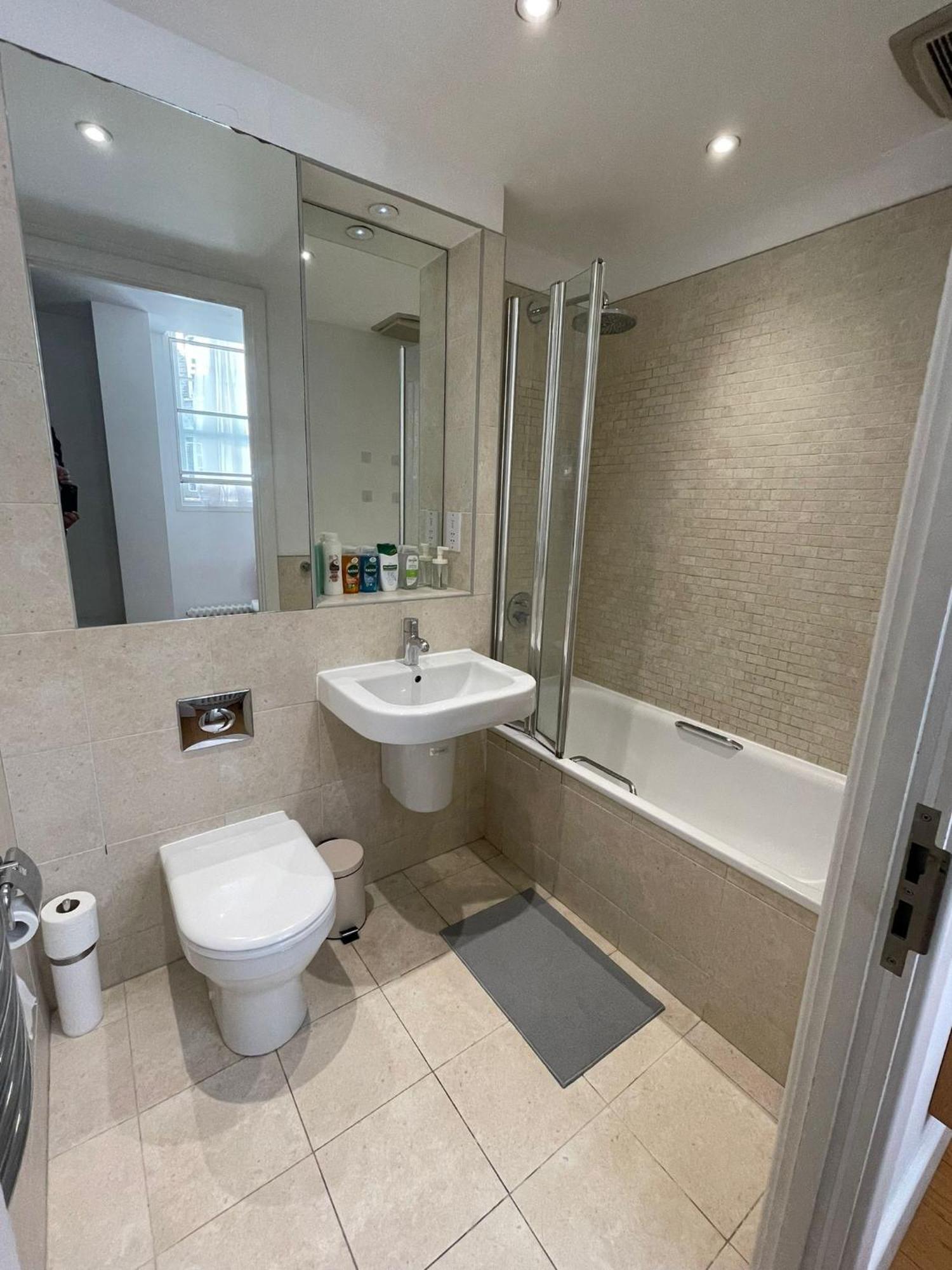 One Bedroom Apartment In Holborn London Eksteriør billede